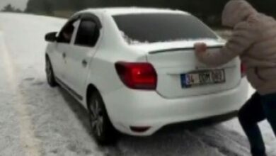عاجل | شوارع ساريكاميش تتحول إلى بياض في أغسطس.. البرد يعطّل حركة المرور شرقي تركيا