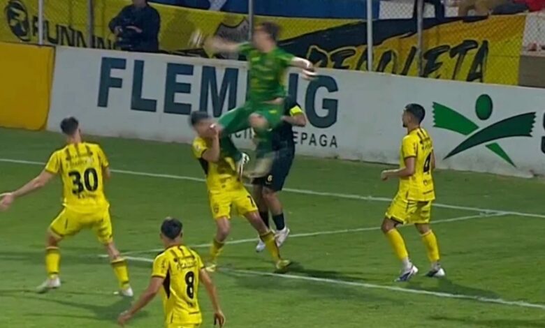 لاعب في الدوري الباراغواياني يُنقل منافسه إلى المستشفى بعد تدخل عنيف