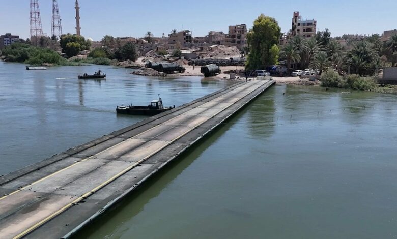 بالتعاون بين الجيشين التركي والسوري.. إنجاز جسر عائم على الفرات لتعويض جسر دمرته الفيضانات