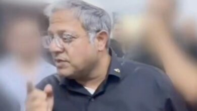 بن غفير ينشر فيديو اقتحامه زنزانة أسيرات فلسطينيات ويسخر: "أنا المسؤول عن هذه الأوضاع وأفخر بذلك"