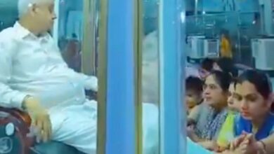 مقطع فيديو لزعيم روحي هندي يقبّل مريدوه قدميه داخل مقصورة مكيفة يثير جدلاً