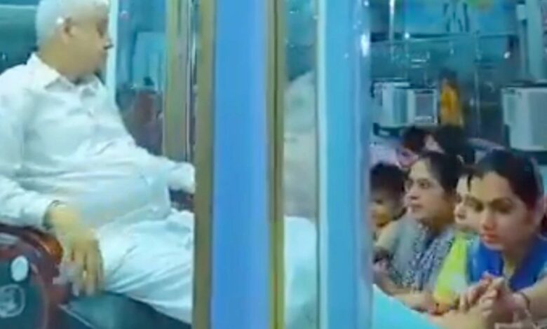 مقطع فيديو لزعيم روحي هندي يقبّل مريدوه قدميه داخل مقصورة مكيفة يثير جدلاً