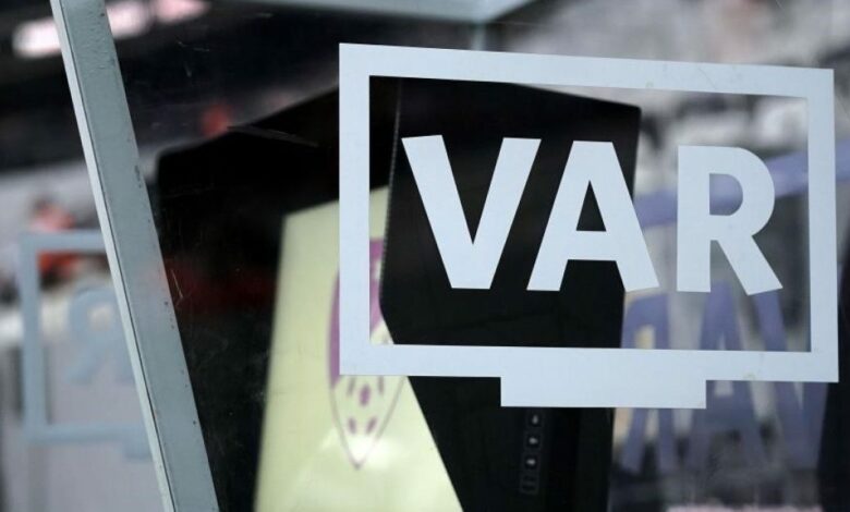 الحكم الهولندي ريتشارد مارتنز يُدير غرفة VAR في مباراة بشكتاش وتشوروم
