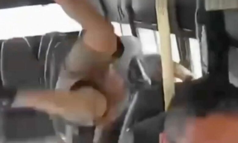 كولومبيا: سائق يتفادى حافلة في اللحظة الأخيرة وينجو داخل مقعده دون إصابات