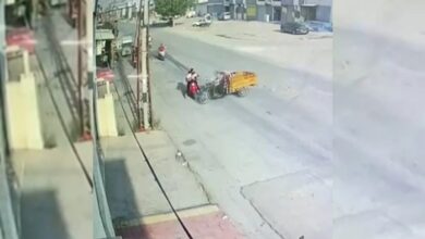 اصطدام دراجتين في أضنة يصيب امرأة وطفلين.. وكاميرا مراقبة توثق الحادث