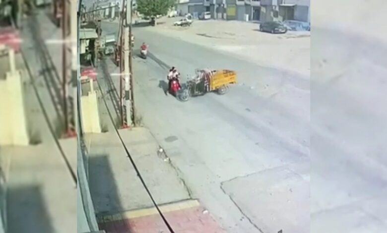 اصطدام دراجتين في أضنة يصيب امرأة وطفلين.. وكاميرا مراقبة توثق الحادث