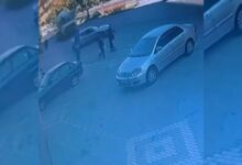 خلاطة إسمنت تجرّ سيارة أمتارًا وتقذفها إلى الرصيف في أنقرة.. 5 مصابين