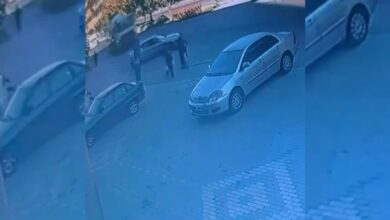 خلاطة إسمنت تجرّ سيارة أمتارًا وتقذفها إلى الرصيف في أنقرة.. 5 مصابين
