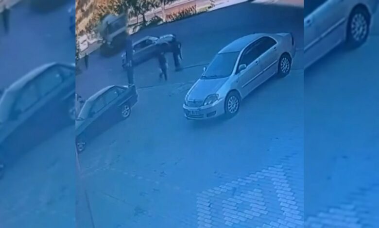 خلاطة إسمنت تجرّ سيارة أمتارًا وتقذفها إلى الرصيف في أنقرة.. 5 مصابين