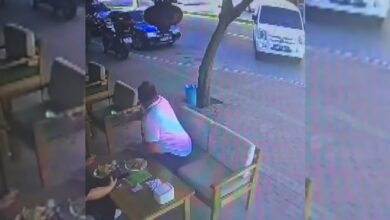 عاجل | في مانافغات.. مركبة تصطدم بطاولات مقهى وتُصيب شخصًا حاول الفرار