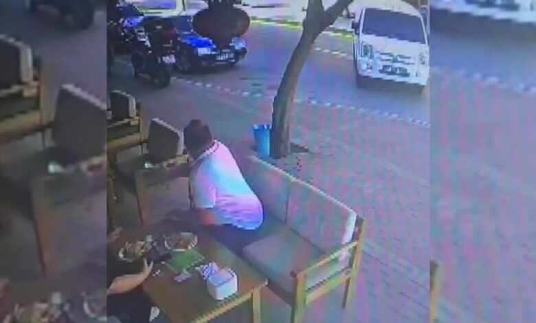 عاجل | في مانافغات.. مركبة تصطدم بطاولات مقهى وتُصيب شخصًا حاول الفرار