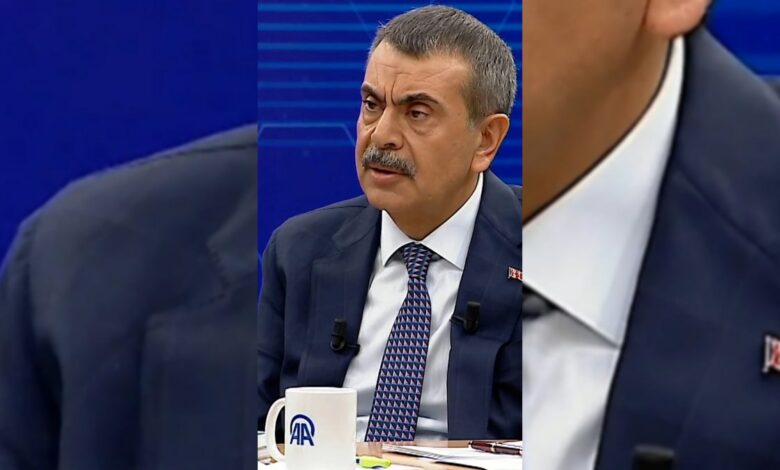 عاجل | وزير التعليم التركي يوصي بالمعطف الأبيض بعد شكاوى من صعوبة تمييز المعلمين