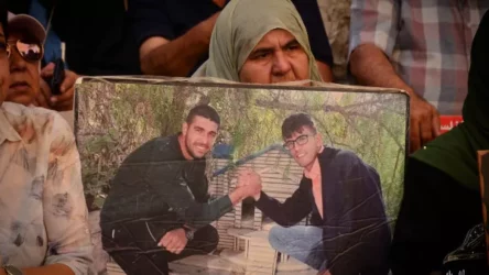 وتعتقل إسرائيل الأسرى الفلسطينيين تحت التعتيم