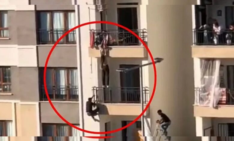 بلحظة أخيرة.. منقذ يتسلق شرفة مبنى في ديار بكر لإنقاذ طفلة كانت على وشك السقوط
