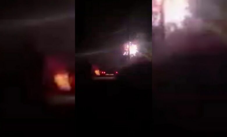 تماس في خط نقل كهرباء بأنطاليا يطلق شرارات ليلًا.. وتدخل الفرق يمنع تفاقم الخطر