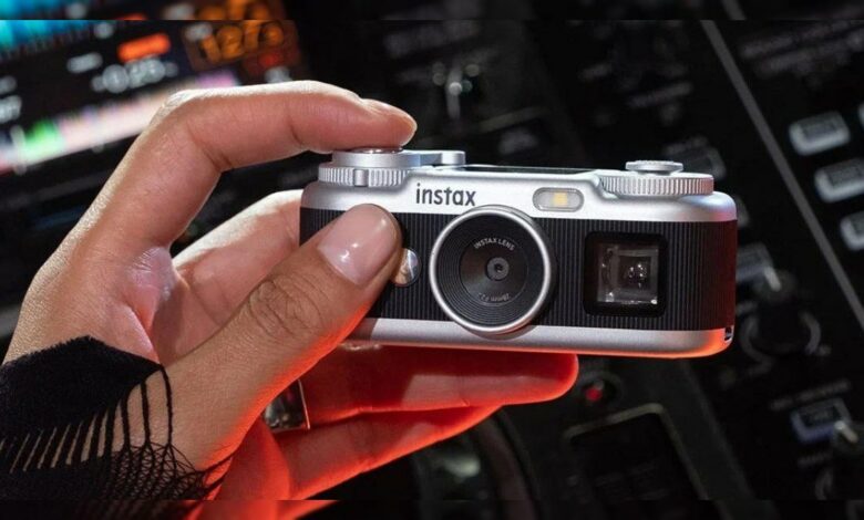 بعد افتقادها في الجيل السابق.. فوجي فيلم تكشف Instax Pal 2 بشاشة ومنظار ودقة 10 ميغابكسلات