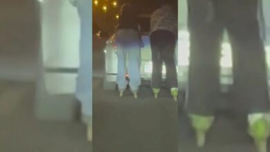 ثلاثة أشخاص يتشبثون بسيارة متحركة بالزلاجات في باتمان.. ثم يتجهون إلى مبنى المحكمة