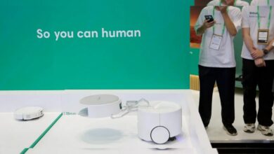 "ذراع ميكانيكية" تُنزل مكنسة صغيرة.. iRobot تكشف عن روبوت تنظيف من طابقين