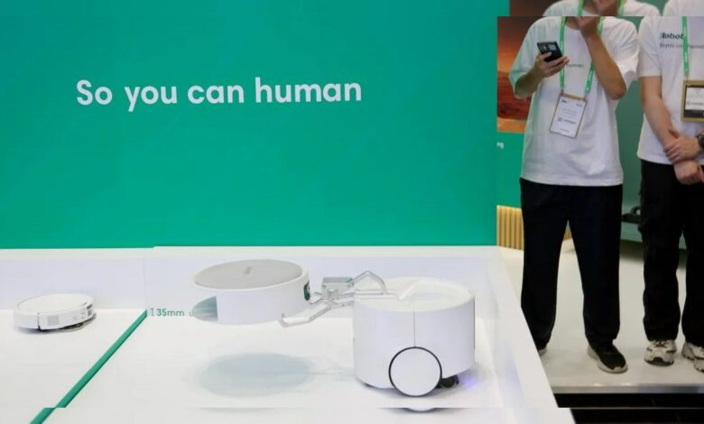 "ذراع ميكانيكية" تُنزل مكنسة صغيرة.. iRobot تكشف عن روبوت تنظيف من طابقين