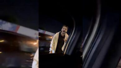 سائق دراجة يهدد سائق تاكسي ويركل سيارته في إسطنبول: «صوّروا ما تريدون»
