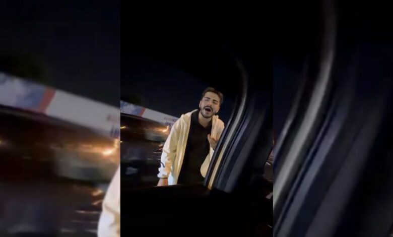 سائق دراجة يهدد سائق تاكسي ويركل سيارته في إسطنبول: «صوّروا ما تريدون»