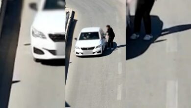 عاجل | مسيّرة الشرطة تكشف سائقًا مسحوبة رخصته بدّل مقعده قبل نقطة التفتيش في تركيا