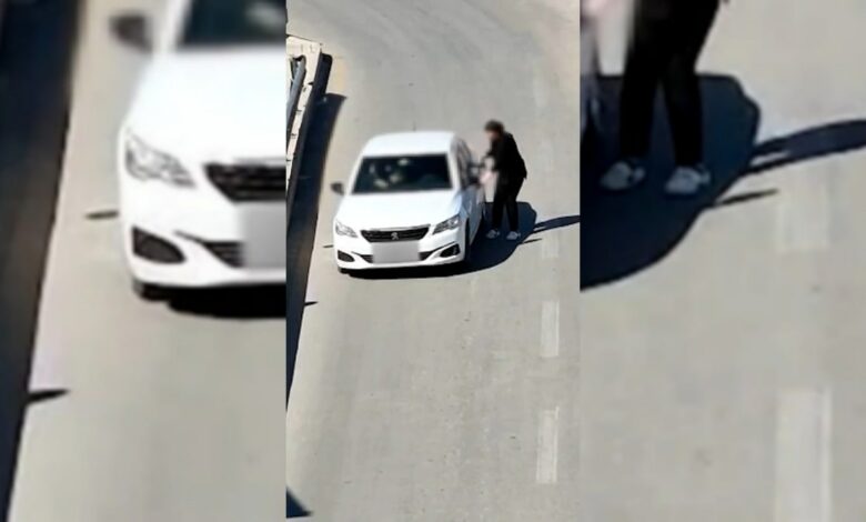 عاجل | مسيّرة الشرطة تكشف سائقًا مسحوبة رخصته بدّل مقعده قبل نقطة التفتيش في تركيا