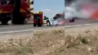 بعد دخان ظهر في مرآته.. سائق يوقف شاحنة محمّلة بالقش قبل أن تلتهمها النيران في قونية