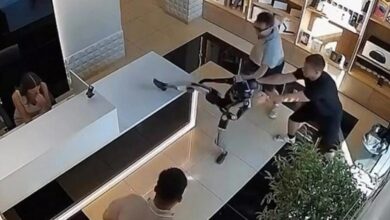 عندما يرد الروبوت على الدفع بالركل واللكم في متجر روسي (فيديو)