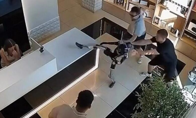 عندما يرد الروبوت على الدفع بالركل واللكم في متجر روسي (فيديو)