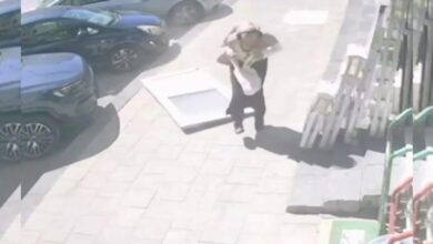 باب حريق يسقط من الطابق السابع على امرأة في كارمان التركية