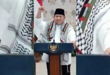 رئيس إندونيسيا يهتف «فلسطين حرة» ثلاث مرات.. ثم يضع الكوفية التي أهداها له السفير