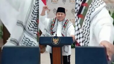 رئيس إندونيسيا يهتف «فلسطين حرة» ثلاث مرات.. ثم يضع الكوفية التي أهداها له السفير