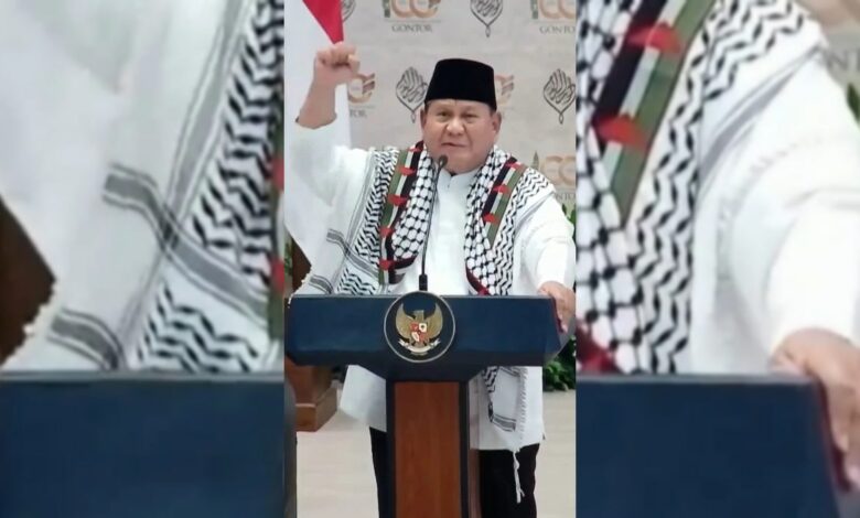 رئيس إندونيسيا يهتف «فلسطين حرة» ثلاث مرات.. ثم يضع الكوفية التي أهداها له السفير