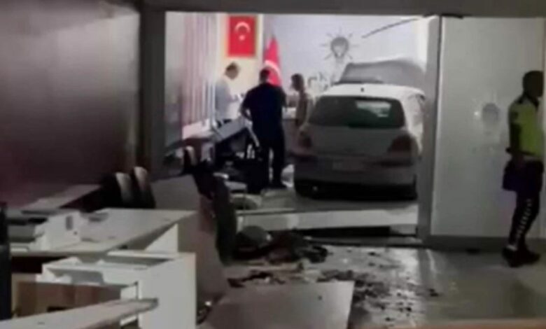 عاجل | اقتحام سيارة لمقر حزب العدالة والتنمية في مانيسا وإصابة شخص