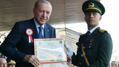 أردوغان يسلّم الأوائل في الكليات الحربية.. وخريجو مدارس الأئمة والخطباء يتصدرون القائمة