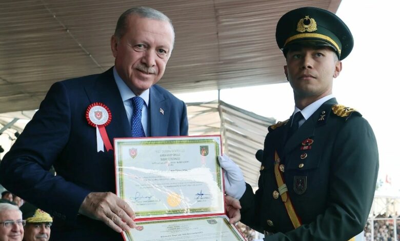 أردوغان يسلّم الأوائل في الكليات الحربية.. وخريجو مدارس الأئمة والخطباء يتصدرون القائمة