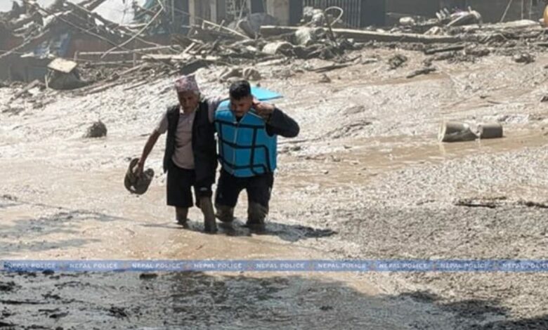 ارتفاع ضحايا فيضانات نيبال إلى 987 قتيلاً و3916 مفقوداً بينهم 583 أجنبياً