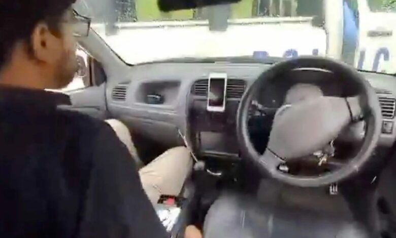 بعد انقطاع الإنترنت.. سيارة بدون سائق تصطدم بحافلة شرطة في إسلام آباد