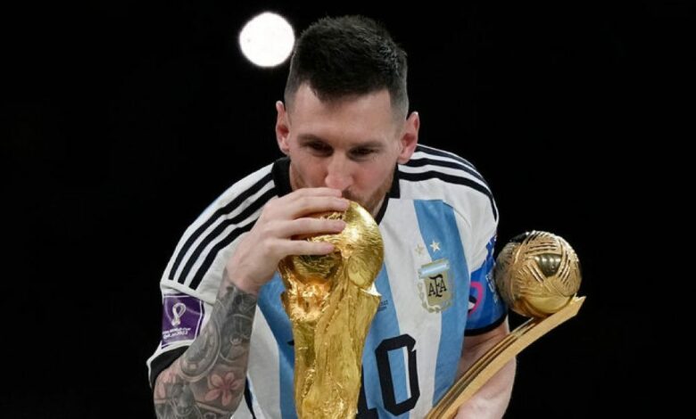 ميسي يعتزل دولياً بعد 21 عاماً من الإنجازات والرقم القياسية