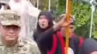 انهيار جسر معلق أثناء حفل افتتاحه في إندونيسيا وسقوط أكثر من 50 شخصًا في النهر