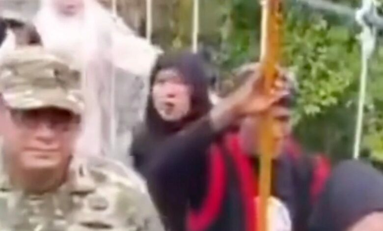 انهيار جسر معلق أثناء حفل افتتاحه في إندونيسيا وسقوط أكثر من 50 شخصًا في النهر