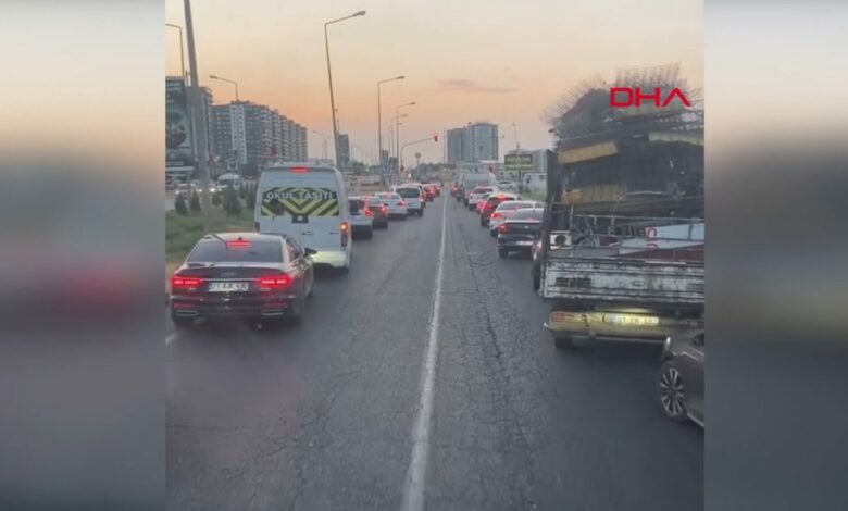 عاجل - سائقون يفتحون الطريق لسيارة إطفاء بطريقة "السحاب" في ديار بكر