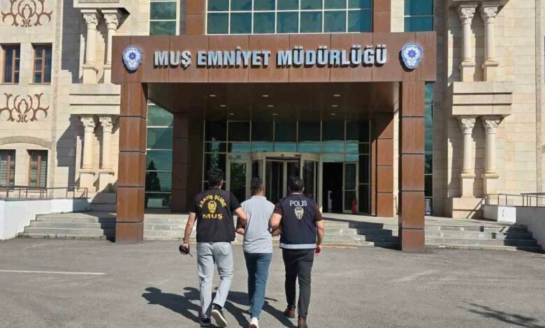 شرطة موش تعتقل مطلوبًا صادر بحقه حكم نهائي بالسجن 5 سنوات بتهمة السرقة بالإكراه