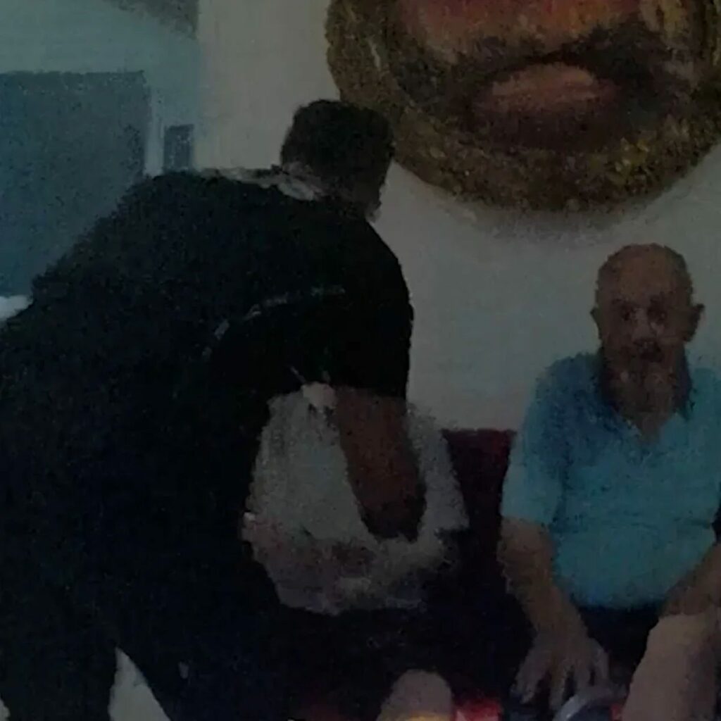 بالصور.. شرطة تركيا تحمل مسنين على أكتافها لإنقاذهم من حريق هدد دار رعايتهم