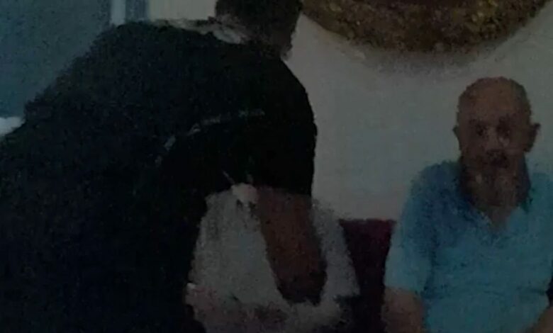 بالصور.. شرطة تركيا تحمل مسنين على أكتافها لإنقاذهم من حريق هدد دار رعايتهم