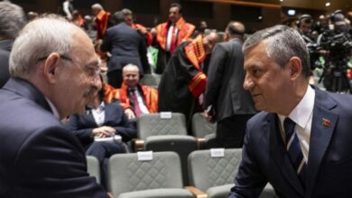 عاجل | بعد خلاف حاد.. أوزغور أوزيل وكمال قلجدار أوغلو يتصافحان في افتتاح السنة القضائية