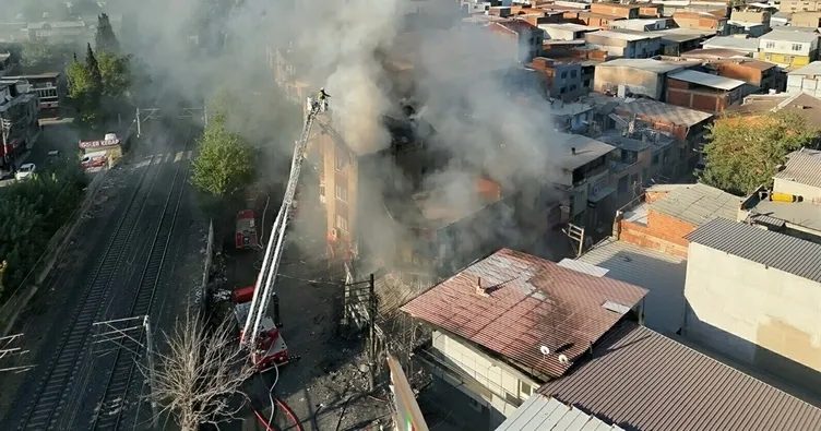 عاجل | حريق في ورشة أثاث بإزمير يمتد إلى منزل سكني وإخلاء 4 أشخاص