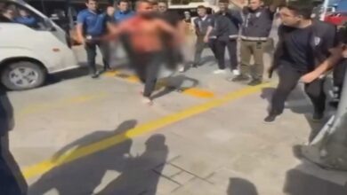 بعد أن جرح نفسه بسكين في إسطنبول... قائد شاحنة يقود مركبته نحو الشرطة فيموقفونه بإطلاق النار على الإطارات