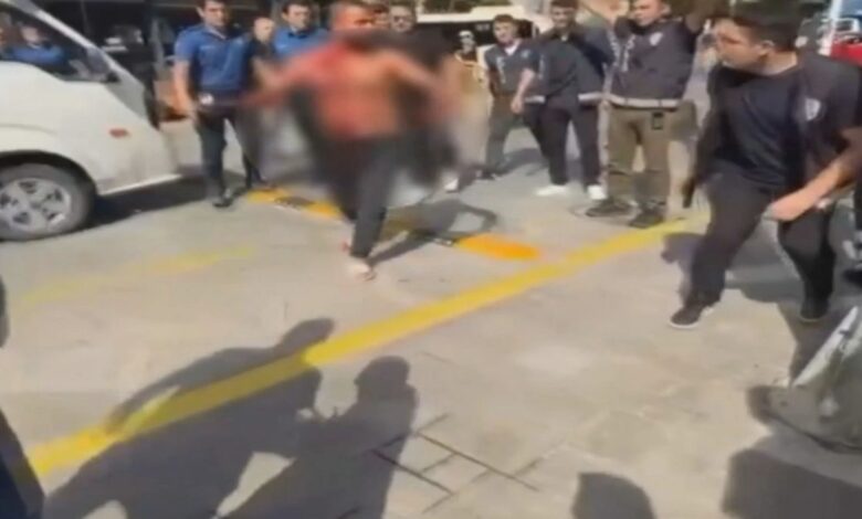 بعد أن جرح نفسه بسكين في إسطنبول... قائد شاحنة يقود مركبته نحو الشرطة فيموقفونه بإطلاق النار على الإطارات
